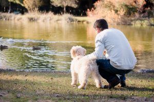 Sesión lifestyle de pareja con mascota en exterior