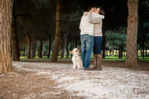 Sesión lifestyle de pareja con mascota en exterior
