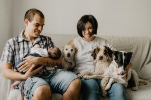 Sesión lifestyle de bebé y familia a domicilio