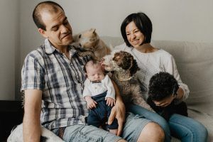 Sesión lifestyle de bebé y familia a domicilio