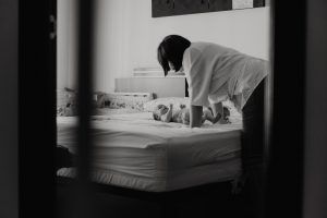 Sesión lifestyle de bebé y familia a domicilio
