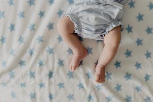 Sesión lifestyle de bebé y familia a domicilio