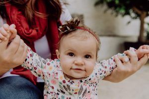 Sesión lifestyle de bebé y familia en Utrera