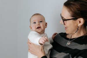 Reportaje de bebé lifestyle a domicilio en tomares, Sevilla