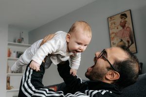 Reportaje de bebé lifestyle a domicilio en tomares, Sevilla