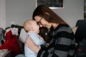 Reportaje de bebé lifestyle a domicilio en tomares, Sevilla