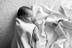 Fotografia de bebé en casa, sesión natural en familia