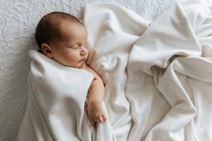 Fotografia de bebé en casa, sesión natural en familia