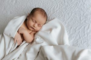 Fotografia de bebé en casa, sesión natural en familia