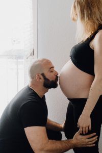 Reportaje premama lifestyle en casa y en exterior, Sevilla y Cádiz