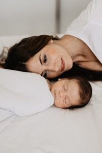 Sesión de fotos mamá recién nacido en casa sevilla