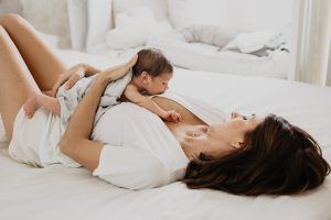 Sesión de fotos mamá recién nacido en casa sevilla