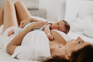 Sesión de fotos mamá recién nacido en casa sevilla