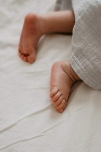 Los pies de un recién nacido
