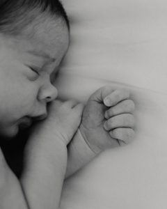 Foto bebé recién nacido en blanco y negro