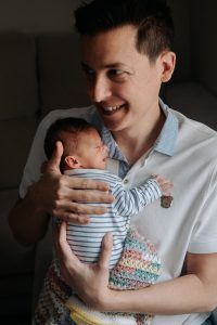 Foto de recién nacido en los brazos de su padre