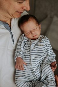 Recién nacido durmiendo en los brazos del padre