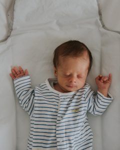 Recién nacido durmiendo sobre el cambiador