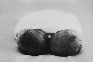 Foto de las cabezas de gemelos recién nacidos