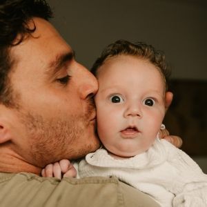 Fotografía de papá con su bebé a domicilio en La Línea, Cádiz
