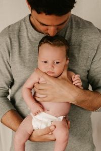 Papá con su bebé en la sesión lifestyle a domicilio en La Línea de la Concepción, Cádiz