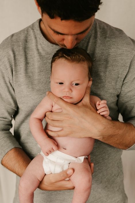 Papá con su bebé en la sesión lifestyle a domicilio en La Línea de la Concepción, Cádiz Papá con su bebé en la sesión lifestyle a domicilio en La Línea de la Concepción, Cádiz