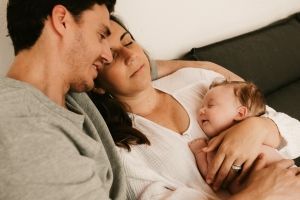 Reportaje de fotos lifestyle en casa de Recién nacido en La Línea de la Concepción, Cádiz