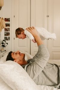 Papá con su bebé en la sesión lifestyle a domicilio en La Línea de la Concepción, Cádiz