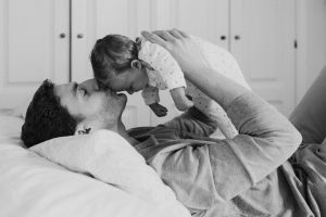 Papá con su bebé en la sesión lifestyle a domicilio en La Línea de la Concepción, Cádiz