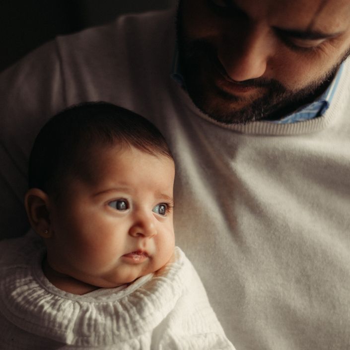 Recién nacido en brazo a su papá