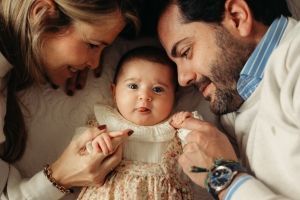 Foto bebé de dos meses y medio con sus padres