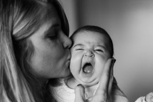 Mamá besando a su bebé de dos meses y medio