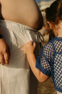 Fotografía de familia en exteriores en Cádiz - alessandrafavettophotography.com
